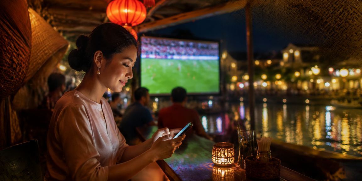Người hâm mộ bóng đá Hội An theo dõi trận đấu và tham gia cá cược trực tuyến